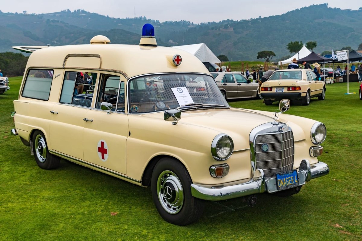 "ベンツ"の救急車